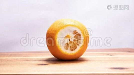 在木板上用延时切片橙子。 白色背景视频