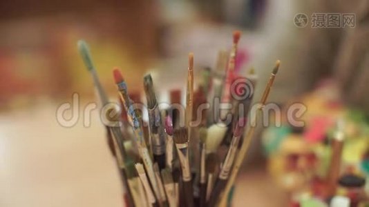 在艺术家工作室中为绘画而特写画笔。视频