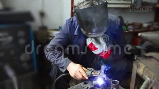 工业工人焊接视频