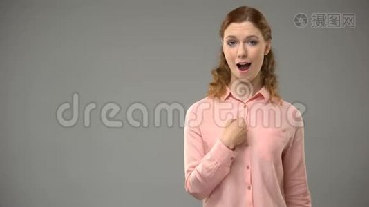 女士说我在手语方面很棒，老师在ASL教程中展示单词视频