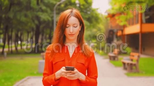 在城市里使用智能手机的活跃女商人视频