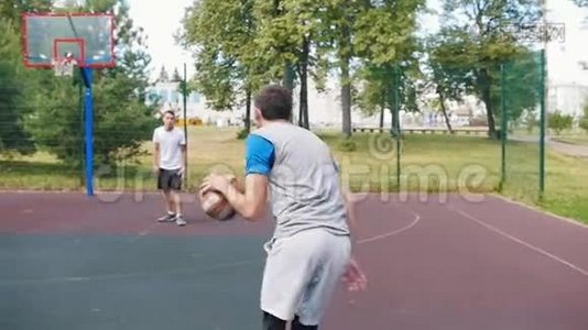 年轻人和朋友在户外球场上打篮球，扔球，丢篮视频