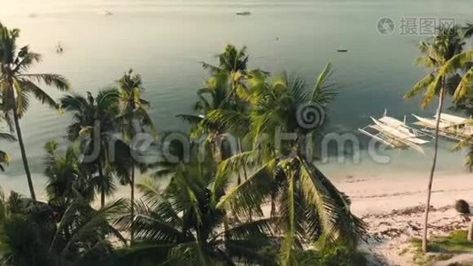 从无人驾驶飞机上拍摄的视频，上面是棕榈树和椰子，沙滩和船视频