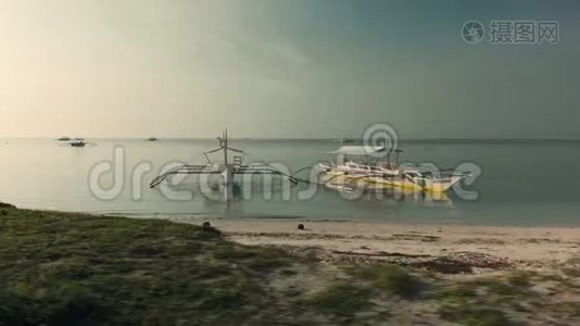 快速视频拍摄海湾与船只和棕榈树。 在棕榈树之间快速飞行的无人机的录像视频