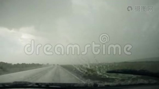 在雨中驾驶汽车。视频