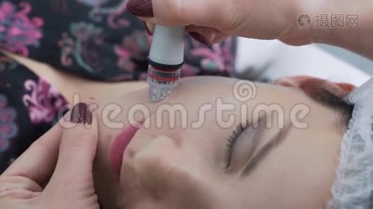 贴身美容师用医疗器械在女性面部做水上剥离手术，动作缓慢视频
