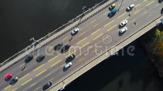 俯视汽车骑在黑暗的河流上的汽车桥上。视频