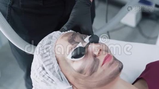 贴身美容师在临床上对年轻女性面部进行碳剥离术，动作缓慢视频