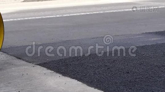 一个沥青溜冰场的特写在道路上铺设新的沥青。 修复道路。视频