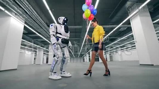 现代机器人从一个女孩那里接收许多气球。视频
