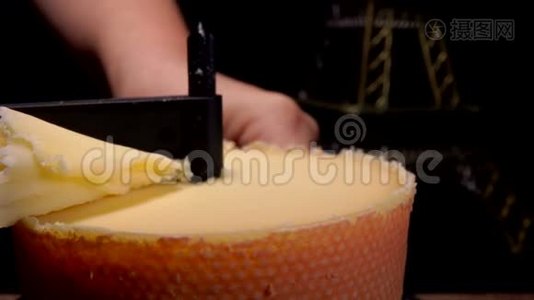 吉罗尔刮刀刀从坚硬的奶酪中切割刨花视频
