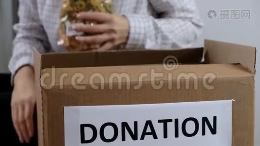 妇女义工将食物放入捐款箱、捐款及慈善概念视频