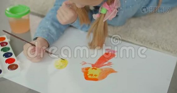 幼儿用手制作彩色颜料视频