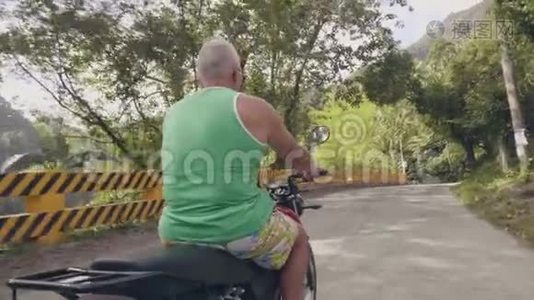 暑假骑摩托车旅行的人。 老人骑摩托车在阳光的背景下上路。 莫托视频