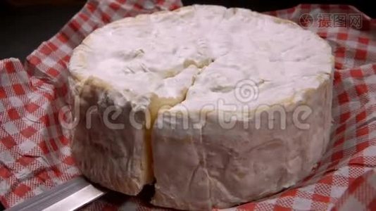 一块羊奶酪用刀子取出视频