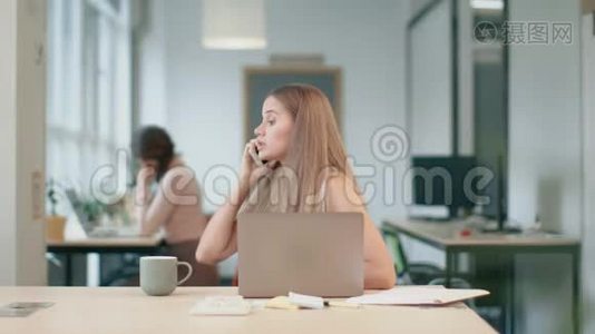 年轻女子在手机上对同事大喊大叫。 心烦意乱的女人扔手机。视频