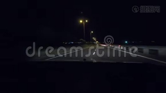 通过汽车挡风玻璃观看夜间道路视频