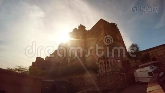 阳光透过Mehrangarh堡小庙前底景主入救护车蓝天视频