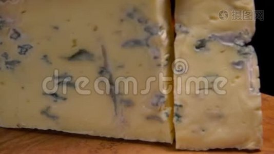 一块蓝色的罗克福特奶酪掉在木板上视频