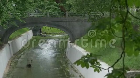 横跨海峡河的桥视频