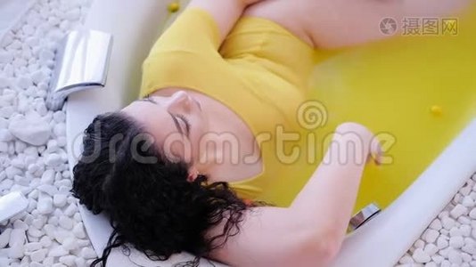 抗纤维素治疗曲线型女性橙浴视频