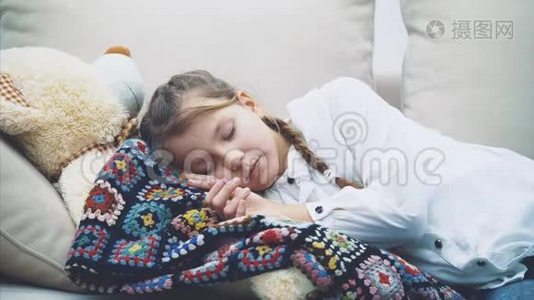 可爱迷人的孩子是可爱的睡在她的大白色泰迪熊。视频