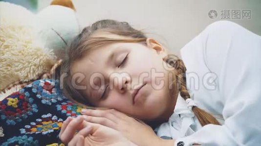 可爱迷人的孩子睡在她的白色大泰迪熊。视频