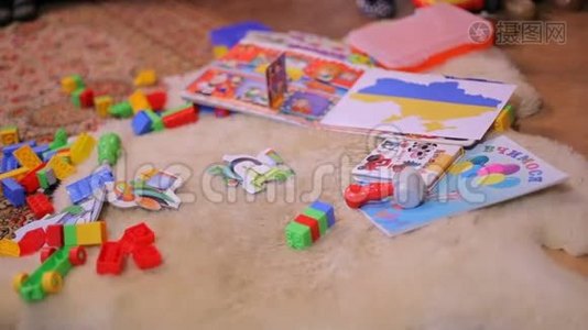 孩子们`玩具躺在孩子们房间`地板上视频