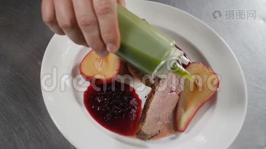 从主厨的角度来看，主厨在菜肴上浇上原味酱汁，用鸭肉和红干酒做的梨子甜点。 慢慢视频