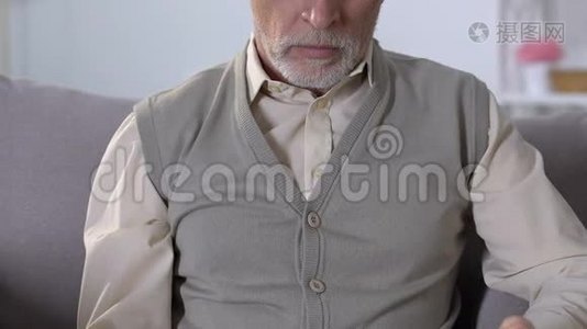 沮丧的老年鳏夫拥抱照片，思念和回忆妻子，抑郁视频