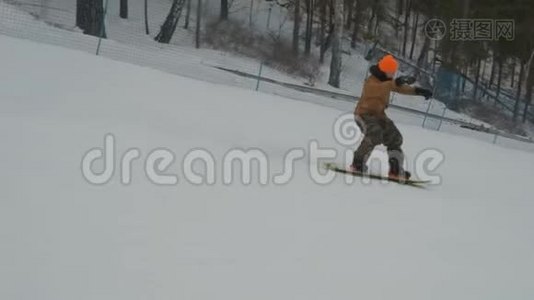 一个人在山下滑雪。视频