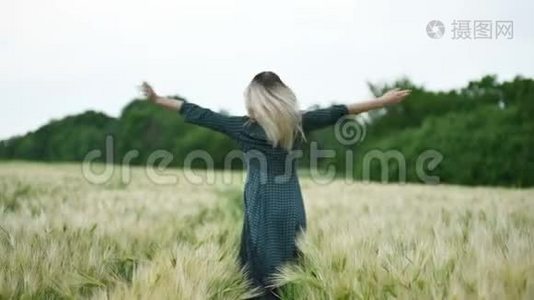 一个快乐迷人的白人金发美女的肖像，湿发在雨中旋转的自然。 小麦室外地视频