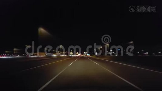 *夜间驾驶城市高速公路，令人陶醉。 POV城市州际公路的司机视角视频