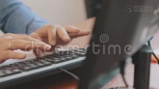 一个男人在电脑上工作，男人的手在键盘上特写。 男子打字文本特写视频