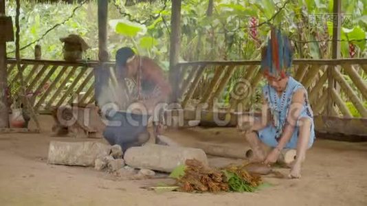 亚马逊土著酋长崩溃和烹饪视频