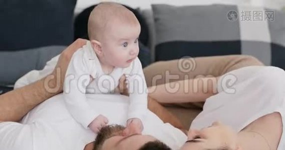 年轻的女人温柔地触摸婴儿女孩。视频