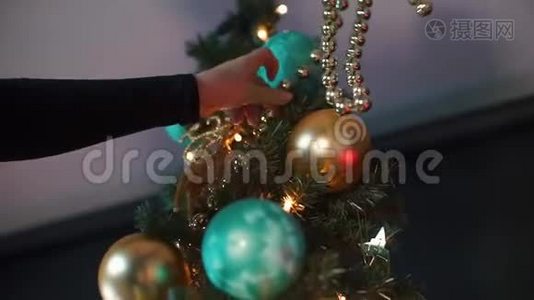 女孩手中的圣诞树装饰品的特写。视频