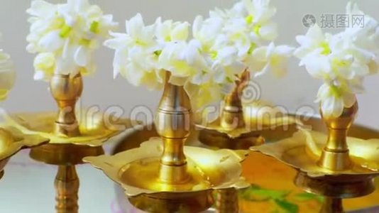 传统的南印度黄铜油灯`Nilavilakku`。 在乔迁、结婚等事件中视频