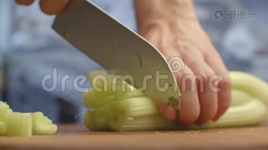 厨房里用刀子把切好的芹菜插在木板上视频