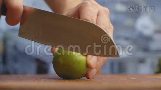 用刀子在厨房里的木板上剪下绿色石灰。 切碎。视频