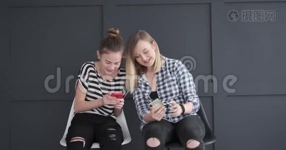 使用手机的社交媒体应用程序进行讨论的少女视频