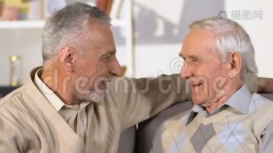 老年男性朋友聊天、拥抱、结识兄弟、节日问候视频