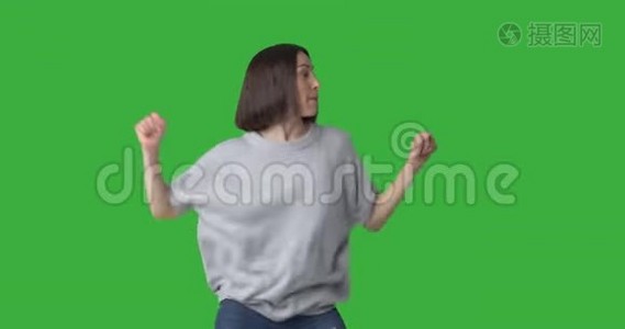 漂亮的女人在绿色背景下唱歌跳舞视频
