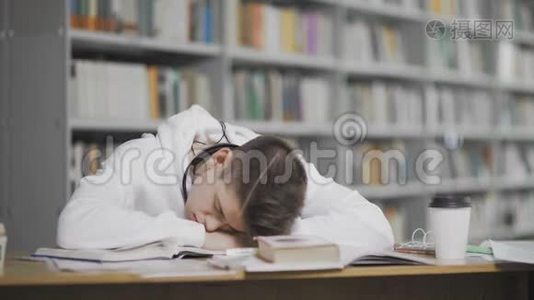 在大学里读书的时候累的家伙睡着了视频