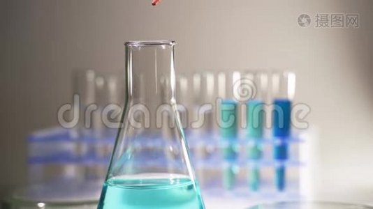 含有化学液体的玻璃器皿，用于在实验室中研究或分析样品到试管中。视频