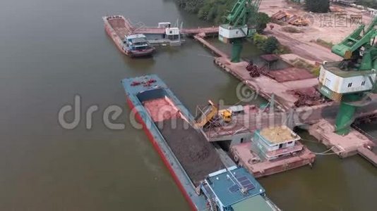 在小港口的驳船上装载建筑材料..视频