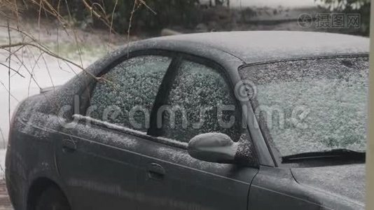汽车被积雪覆盖视频