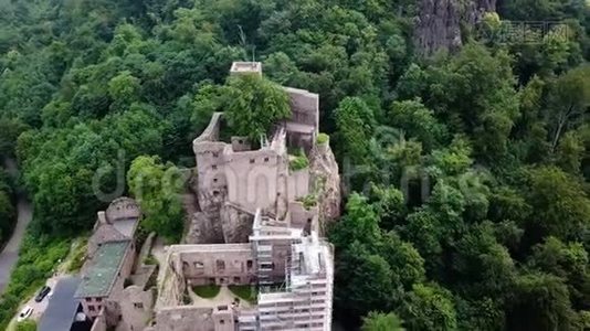 古中世纪的山上城堡，被森林包围，空中拍摄，4k视频