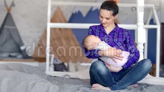 快乐时髦的年轻妈妈享受着母性的乐趣，小可爱的宝宝全拍视频