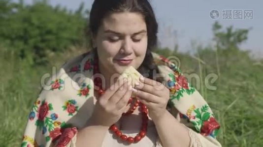 美丽的超重女人在户外吃薄煎饼和白奶酪的肖像。 健康自制食物，连接视频